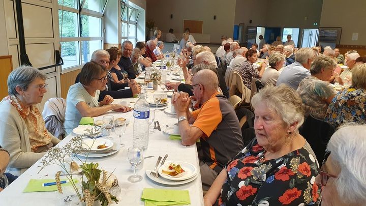 Repas servi par les bénévoles St Aubin les coudrais