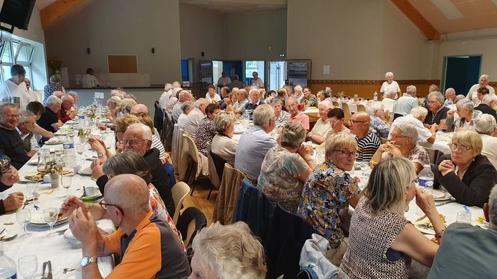 Repas servi par les bénévoles St Aubin les coudrais